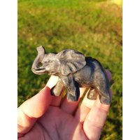 Silberscheinobsidian Elefant A | Silberobsidian Obsidian Edelstein Kristall Dekoration Heilstein Schnitzerei Carving von KristallLiebeCo
