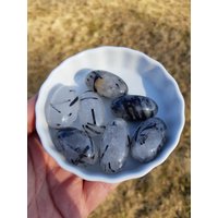 Turmalinquarz Trommelstein in Shivaform Shiva Quarz Mit Turmalineinschlüssen Turmalinnadeln Schörl Schwarzer Turmalin Edelstein Kristall von KristallLiebeCo