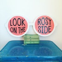 Rosenfarbene Gläser Handgemaltes Holzschild - Handgemaltes Ölschild, Sonnenbrillenkunst, Original Ölgemälde, Moderne Pop Art, Bunte Wandkunst Rosenfarbene Gläser Handgemaltes Holzschild - Handgemaltes Ölschild, Sonnenbrillenkunst, Original Ölgemälde, Moderne Pop Art, Bunte Wandkunst von KristenRamseyArt