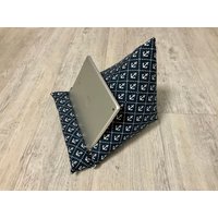 Buchstütze Lesekissen Ipad Kissen Tablet Leseknochen Anker Maritim Tabletkissen von KruemelsAtelier