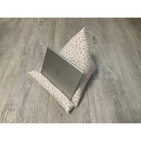 Buchstütze Lesekissen Ipad Kissen Tablet Leseknochen Blumen Tabletkissen von KruemelsAtelier