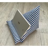 Buchstütze Lesekissen Ipad Kissen Tablet Leseknochen Breit Gestreift Dunkelblau Streifen Tabletkissen von KruemelsAtelier