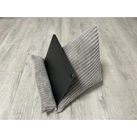 Buchstütze Lesekissen Ipad Kissen Tablet Leseknochen Cord Grau Samt Tabletkissen Buchstütze Lesekissen Ipad Kissen Tablet Leseknochen Cord Grau Samt Tabletkissen von KruemelsAtelier