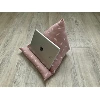 Buchstütze Lesekissen Ipad Kissen Tablet Leseknochen Tabletkissen Rosé Federn von KruemelsAtelier