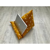 Buchstütze Lesekissen Ipad Kissen Tablet Leseknochen Tabletkissen Senfgelb Federn von KruemelsAtelier