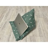 Buchstütze Lesekissen Ipad Kissen Tablet Leseknochen Tabletkissen von KruemelsAtelier