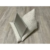 Buchstütze Lesekissen Ipad Kissen Tablet Leseknochen Tabletkissen Kleine Pusteblumen von KruemelsAtelier