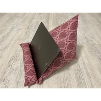 Buchstütze Lesekissen Ipad Kissen Tablet Leseknochen Tabletkissen von KruemelsAtelier