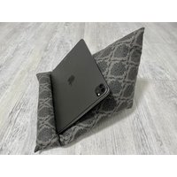 Buchstütze Lesekissen Ipad Kissen Tablet Leseknochen Tabletkissen von KruemelsAtelier