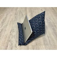 Buchstütze Lesekissen Ipad Kissen Tablet Leseknochen Tabletkissen Gemustert von KruemelsAtelier