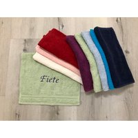Handtuch Gästehandtuch Bestickt Mit Namen Wunschnamen Mehrere Farben Frotteehandtuch Handtuch Gästehandtuch Bestickt Mit Namen Wunschnamen Mehrere Farben Frotteehandtuch von KruemelsAtelier