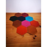 Lederuntersetzer Glasuntersetzer Leder Untersetzer Deko Tisch Würfel Spielen Geschenk Freund Geburtstag Esstisch Rpg Dnd Vatertag Esszimmer Lederuntersetzer Glasuntersetzer Leder Untersetzer Deko Tisch Würfel Spielen Geschenk Freund Geburtstag Esstisch Rpg Dnd Vatertag Esszimmer von KrummundschiefShop