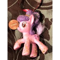 Lila Spielzeuganhänger Mit Glitter von KrystalGifts