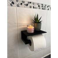 Toilettenpapierhalter | Ablagefläche Ohne Bohren Klebend Inkl. Klebepad Modern Toilette Badezimmer Klopapier Toilettenpapierhalter | Ablagefläche Ohne Bohren Klebend Inkl. Klebepad Modern Toilette Badezimmer Klopapier von Kuchenbaur3D