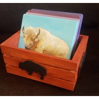 Handbemalter Büffel-Untersetzer-Set Southwest Theme White Buffalo Brown Silhouette Mini-Kistenhalter Kork-Keramikfliese & Holz Handbemalter Büffel-Untersetzer-Set Southwest Theme White Buffalo Brown Silhouette Mini-Kistenhalter Kork-Keramikfliese & Holz von KudeaArt
