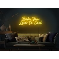 Babe You Look So Cool Neon Schild, Babe Led Schild, Babe Coole Wanddeko, Babe Neon Schild, Neon Schild Schlafzimmer von KudetaStore