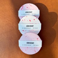 2Er Set - Runde Untersetzer Im Terrazzo-Look, Glasuntersetzer, Cocktail, Glas, Tasse, Geschenk Zum Einzug, Terrasse, Gartenparty 9x9cm 2Er Set - Runde Untersetzer Im Terrazzo-Look, Glasuntersetzer, Cocktail, Glas, Tasse, Geschenk Zum Einzug, Terrasse, Gartenparty 9x9cm von KuehnGesagt