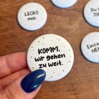 Magnet "Komm, Wir Gehen Zu Weit." | Kühlschrankmagnet, Statementmagnet, Runder Mit Frechem Spruch, Geschenkidee Für Freundin, Unfug Magnet "Komm, Wir Gehen Zu Weit." | Kühlschrankmagnet, Statementmagnet, Runder Mit Frechem Spruch, Geschenkidee Für Freundin, Unfug von KuehnGesagt