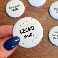 Magnet "Lecko Mio" | Kühlschrankmagnet, Statementmagnet, Runder Mit Frechem Spruch, Geschenkidee Für Freundin, Unfug, Blödsinn Magnet "Lecko Mio" | Kühlschrankmagnet, Statementmagnet, Runder Mit Frechem Spruch, Geschenkidee Für Freundin, Unfug, Blödsinn von KuehnGesagt