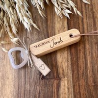 Flaschenöffner Trauzeuge Personalisiert Aus Holz | Bieröffner Mit Name Geschenk Für Trauzeugen Kleinigkeit Die Flaschenöffner Trauzeuge Personalisiert Aus Holz | Bieröffner Mit Name Geschenk Für Trauzeugen Kleinigkeit Die von Kuekenwald