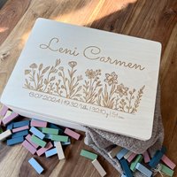 Personalisierte Erinnerungskiste Blumenwiese Mit Namen Und Geburtsdaten | Erinnerungsbox Als Geschenk Zur Geburt Oder Geburtstag Holzkiste von Kuekenwald