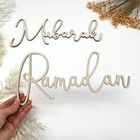 Ramadan Mubarak Aus Holz Schriftzug Mit Sternen Und Mond | Dekoration Für Die Türe Oder Als Wanddekoration Deko Ramadan Mubarak Aus Holz Schriftzug Mit Sternen Und Mond | Dekoration Für Die Türe Oder Als Wanddekoration Deko von Kuekenwald