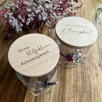 Vorratsglas Mit Holzdeckel Für Kollegen Freunde Familie Als Geschenk | Eine Klitzekleine Kleinigkeit Keksdose Auch Wunschtext Vorratsglas Mit Holzdeckel Für Kollegen Freunde Familie Als Geschenk | Eine Klitzekleine Kleinigkeit Keksdose Auch Wunschtext von Kuekenwald