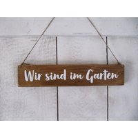 Schild Wir Sind Im Garten - Gartenschild Holzschild Türschild Dekoschild Holz Deko Dekoration von KuenstlereiFrauK