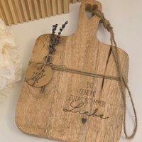 Graviertes Dekobrett | Die Geheime Zutat Ist Immer Liebe Holzbrett Mangoholz Geschenk Zur Hochzeit Zum Einzug Einweihung von KuestenGeschenke