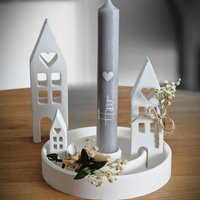 Stabkerzenhalter Inkl. Stabkerze "Hygge" | Hygge Skandideko Kerzenhalter Lichthäuser Auf Kerzenteller Mit Trockenblumen Stabkerzenhalter Inkl. Stabkerze "Hygge" | Hygge Skandideko Kerzenhalter Lichthäuser Auf Kerzenteller Mit Trockenblumen von KuestenGeschenke