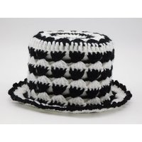 1 Klopapierhut Klohut Toilet Paper Hat in Schwarz Und Weiß Gehäkelt 1 Klopapierhut Klohut Toilet Paper Hat in Schwarz Und Weiß Gehäkelt von Kulthut