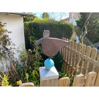 Garten Deko, Pfostenkappe Mit Einem Großen Getöpferten Vogel Aus Keramik von KunstMeile