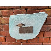 Großes Bruchstück Mit Einem Getöpferten Keramikvogel Auf Stück Sandstein - Relief Bild von KunstMeile