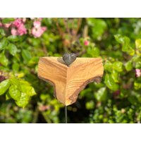 Handgemachter Gartenstecker Aus Holz Mit Einem Herz Metall von KunstMeile