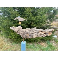 Holz Stele Mit Getöpferter Keramik Vogel Skulptur - Handgemachtes Garten Und Wohnraum Unikat Aus Unterschiedlichen Materialien von KunstMeile