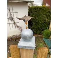 Pfostenkappe Mit Handgetöpferten Keramik Vogel, Dekorativer Zaunschmuck Für Den Kunstvollen Gartenzaun von KunstMeile