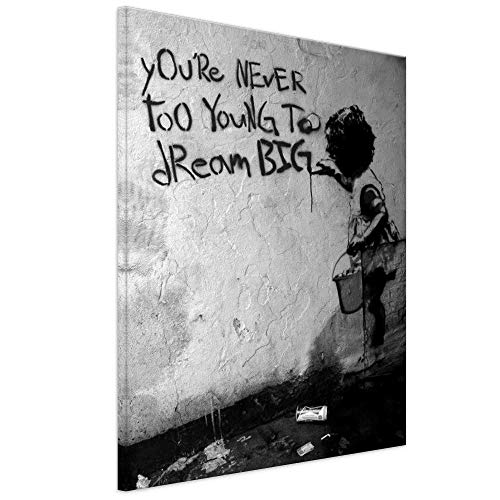Kunstbruder - Wandbilder Bilder für Wohnzimmer Banksy Sprüche Zitate Spruch Zeilen Leinwandbild Wandbild für Zuhause- 2 cm Leinwanddrucke/fertig zum aufhängen (div. Formate) (50x70cm, Dream Big (SW)) von Kunstbruder