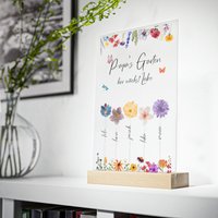 Papas Garten, Hier Wächst Liebe - Personalisiertes Geschenk Für Papa Mit Namen Der Kinder Acrylglas Holzständer von KunstbySari