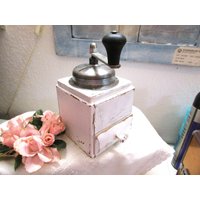 Antike Kaffeemühle Weiß Shabby Handmühle Deko Mühle Küchendeko Brocante Landhaus Cottage Vintage Antike Kaffeemühle Weiß Shabby Handmühle Deko Mühle Küchendeko Brocante Landhaus Cottage Vintage von KunsthaeuschenDeling