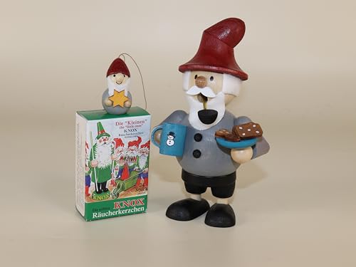 Kunsthandwerk Ullrich Geschenkset Mini-Räuchermann Wichtel mit Tasse und Keksen 1 Baumbehang + 1 Pack Mini-Räucherkerzen BxH 7,5x12cm NEU Rauchmann Rauchfigur Räuchermännel Kunsthandwerk Ullrich Geschenkset Mini-Räuchermann Wichtel mit Tasse und Keksen 1 Baumbehang + 1 Pack Mini-Räucherkerzen BxH 7,5x12cm NEU Rauchmann Rauchfigur Räuchermännel von Kunsthandwerk Ullrich