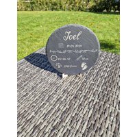 Schieferplatte Mit Wunschgravur Und Standfuss Zur Geburt Die Daten Deines Babys Personalisiert Geschenk Für Eltern Oder Taufe von KunsthandwerkbyAnja