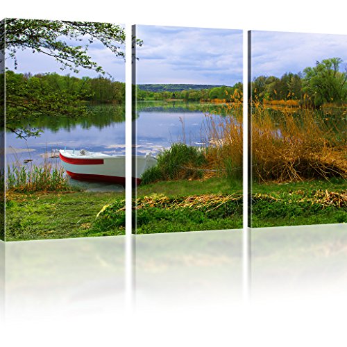 Leinwanddruck Ruderboot angeschwemmt auf einem See Wandbild Landschaft Bild auf Leinwand - 135x80 cm 3-Teilig: Mehrfarbig von Kunstlab