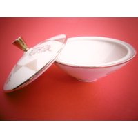 Art-Deco Bonboniere Aus Porzellan, Winterling Mit Golddetails von KunstundSchund