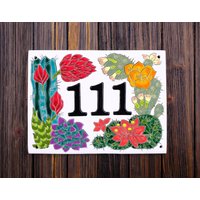 Handgefertigte Keramik Hausnummer Mit Sukkulenten Kakteen. Benutzerdefinierte Outdoor Adressschild. Kakteen Wandkunst. Südwestliches Dekor Handgefertigte Keramik Hausnummer Mit Sukkulenten Kakteen. Benutzerdefinierte Outdoor Adressschild. Kakteen Wandkunst. Südwestliches Dekor von KupavaHome