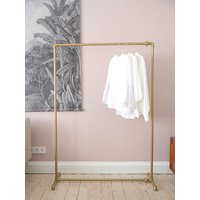 Gold Kleiderständer Mit Querstange Unten Kleiderstange Garderobe Goldfarben Messing Brass Industrial Steelpipe Goldkleiderstange Clothesrack von KupfergoldIndustrial
