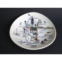 Silk Screen Danmark Rømø Wand Teller Deko Porzellan Handbemalt 50Er 60Er Mid Century Dekoration Scandi Ferien Dänemark Geschenk Freundin Silk Screen Danmark Rømø Wand Teller Deko Porzellan Handbemalt 50Er 60Er Mid Century Dekoration Scandi Ferien Dänemark Geschenk Freundin von Kupferhain