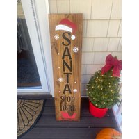 Santa Stop Here Schild, Merry Christmas Porch Leaner, Weihnachtsveranda Dekor, Frohe Weihnachten Weihnachtsschild von KurensKustoms