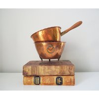 Set Aus Zwei Vintage Kupfer Übertöpfen | Blumentopf Kupferfußtöpfe Übertopf Mit Henkel Gehämmertes Pflanzgefäß von KuriosaVintage