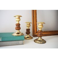 Set Von Drei Vintage Kerzenhaltern | Vergoldete Kerzenhalter Aus Gold Und Holz Hergestellt in England Set Von Drei Vintage Kerzenhaltern | Vergoldete Kerzenhalter Aus Gold Und Holz Hergestellt in England von KuriosaVintage