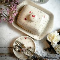 Handgemachte Butterdose Mit Herz Keramik Liebevolles Küchen-Geschenk Rustikales Geschirr Loving Hearts Kollektion von KuzuArte